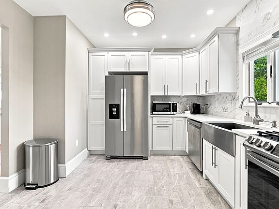 3rd image of 40 Lurton St