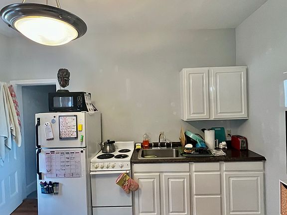 2nd image of 241 Oak St #1R