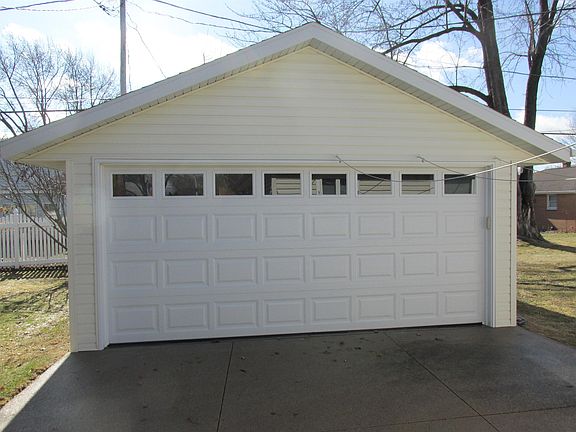 3rd image of 1011 E Lindbergh St