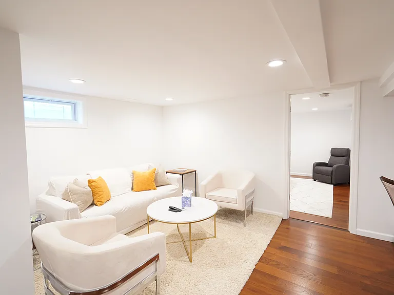 35 Moriches Ave — Photo 7
