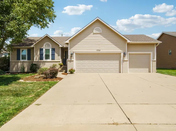 1332 N Valley Ct, Andover, KS 67002