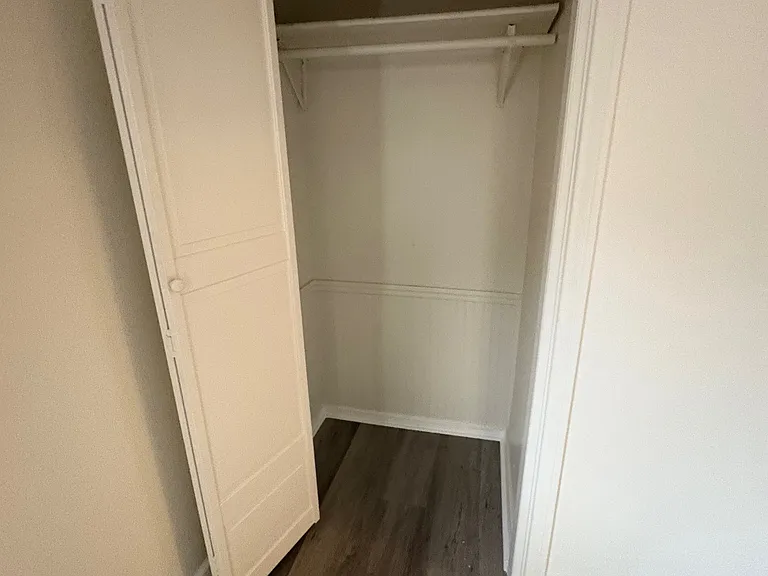 Right side bedroom, closet