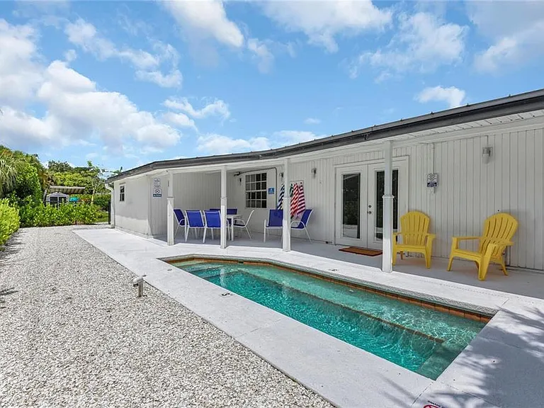 2048 Holiday Ln — Photo 27