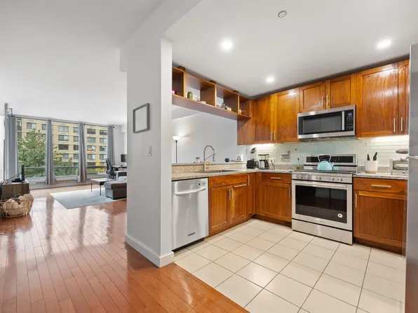 20 Newport Pkwy APT 305, Jersey City, NJ 07310