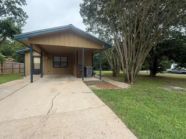 703 San Saba St, Lockhart, TX 78644