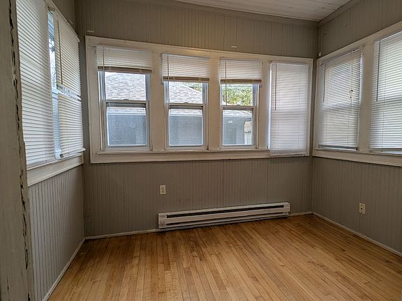 Bonus room- perfect for office, study, play room, etc