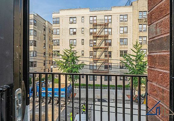 5th image of 2692 Creston Ave #5F