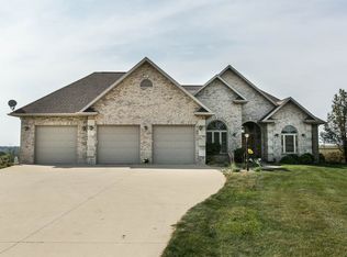 9393 Royal Wood Dr, Peosta, IA 52068
