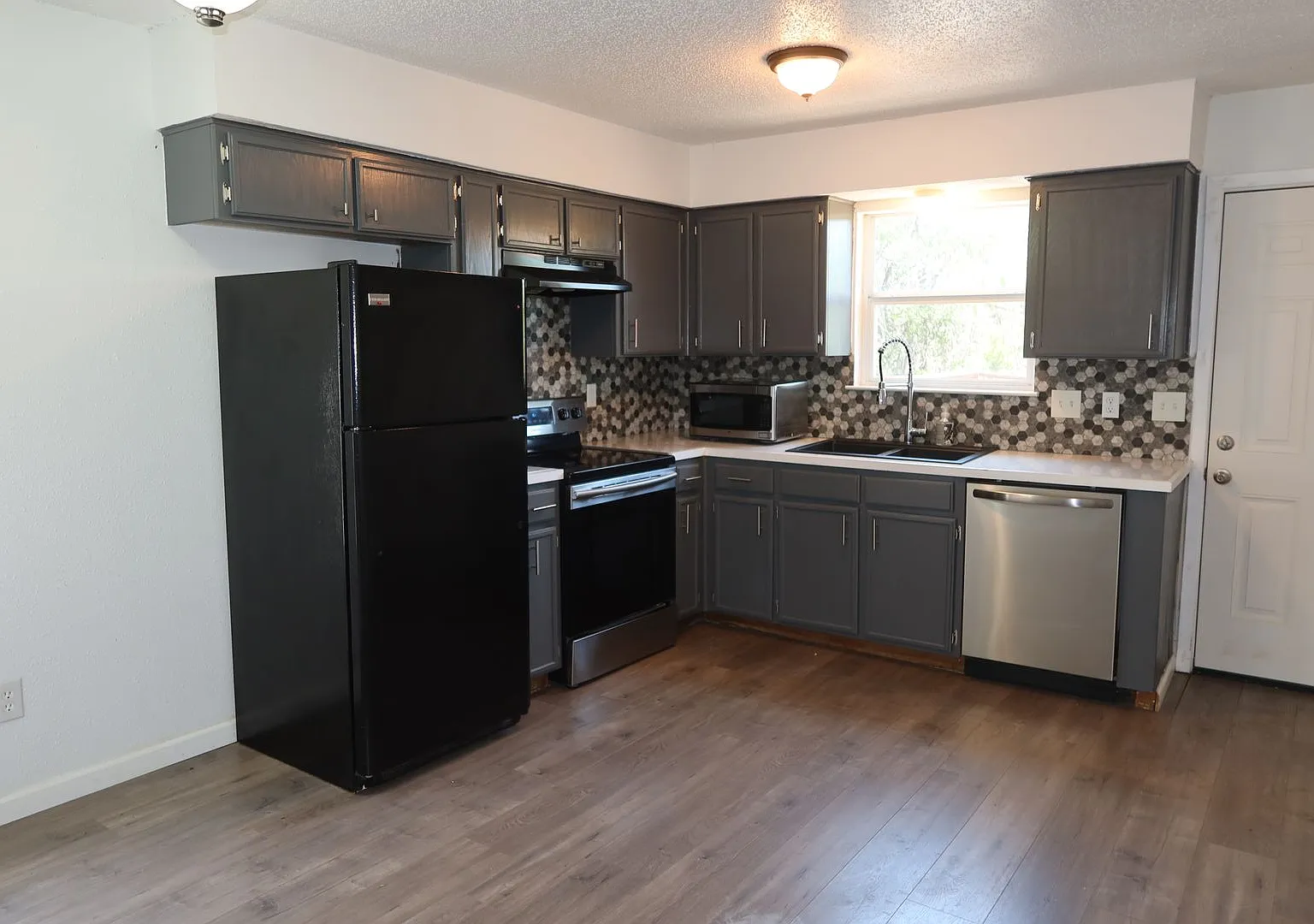 Hill Country Duplex - 1/2 Acre - Oak Hill - Cool 2Bd 1.5 BA - Totally Remodeled - Carport - $1700 — Photo 4