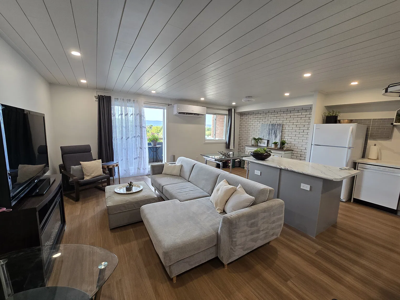 2 bed, 900 sqft, $2,400 — Photo 2
