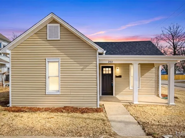 202 N 3rd St, Elsberry, MO 63343