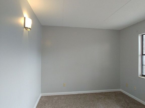 3rd image of 499 N Hawkins St APT 1