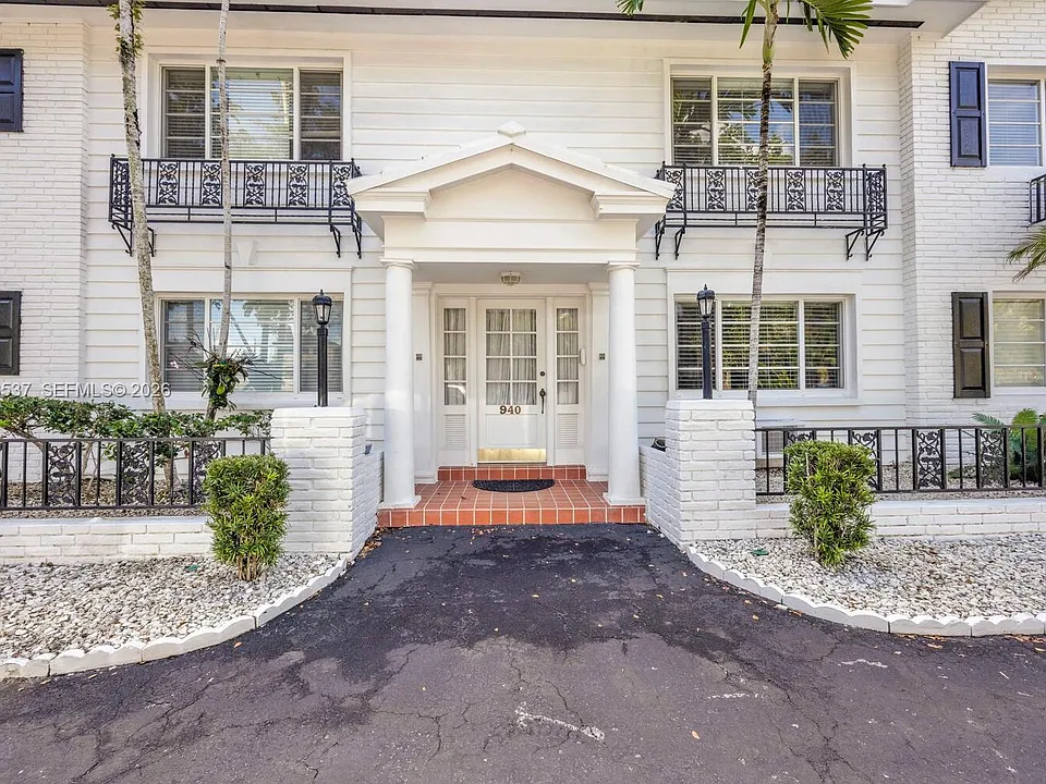 940 Sevilla Ave #206
