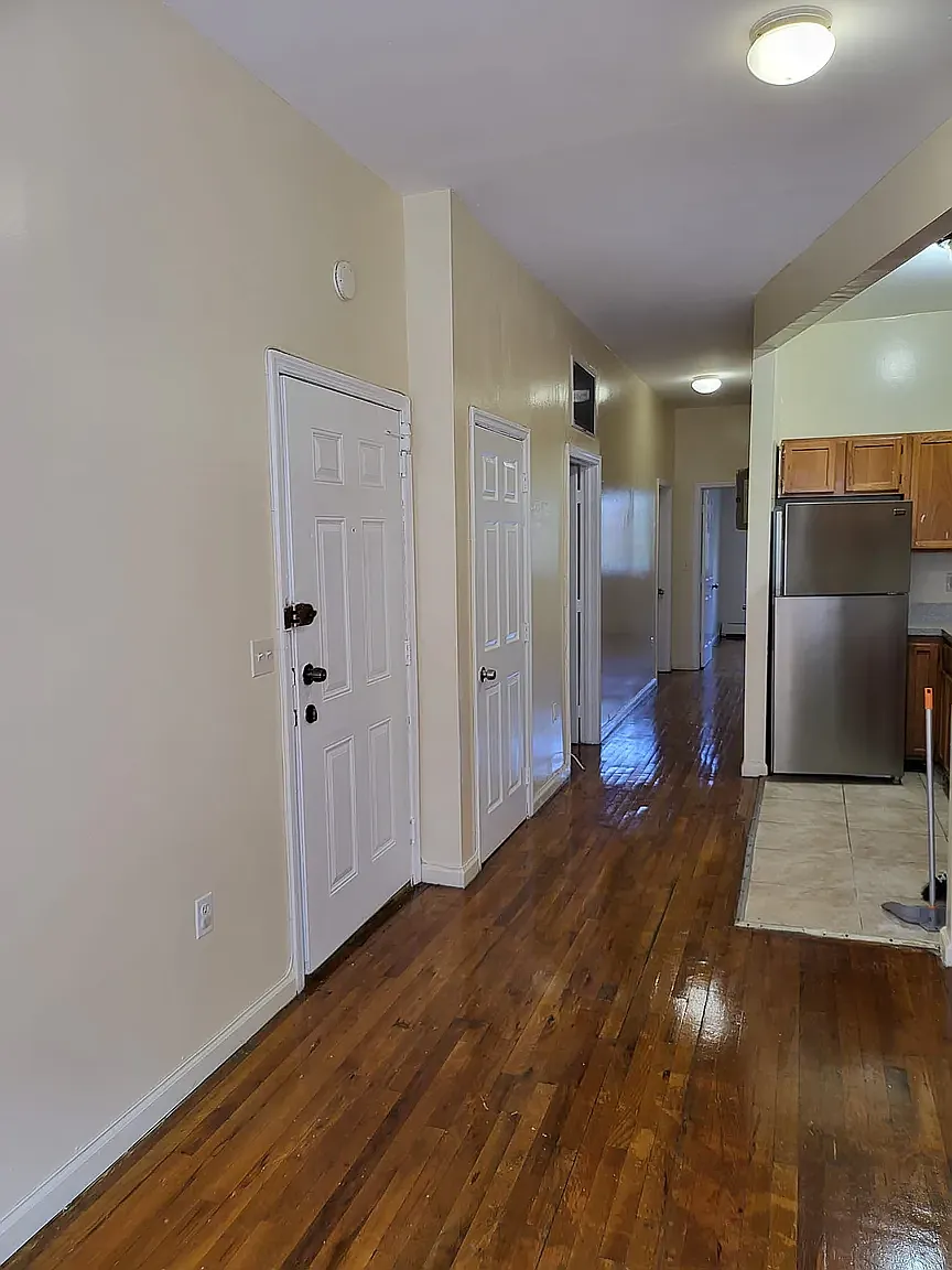 3 bed, 1000 sqft, $3,753 — Photo 2