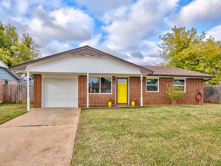 319 E Cedar Ln — Photo 1