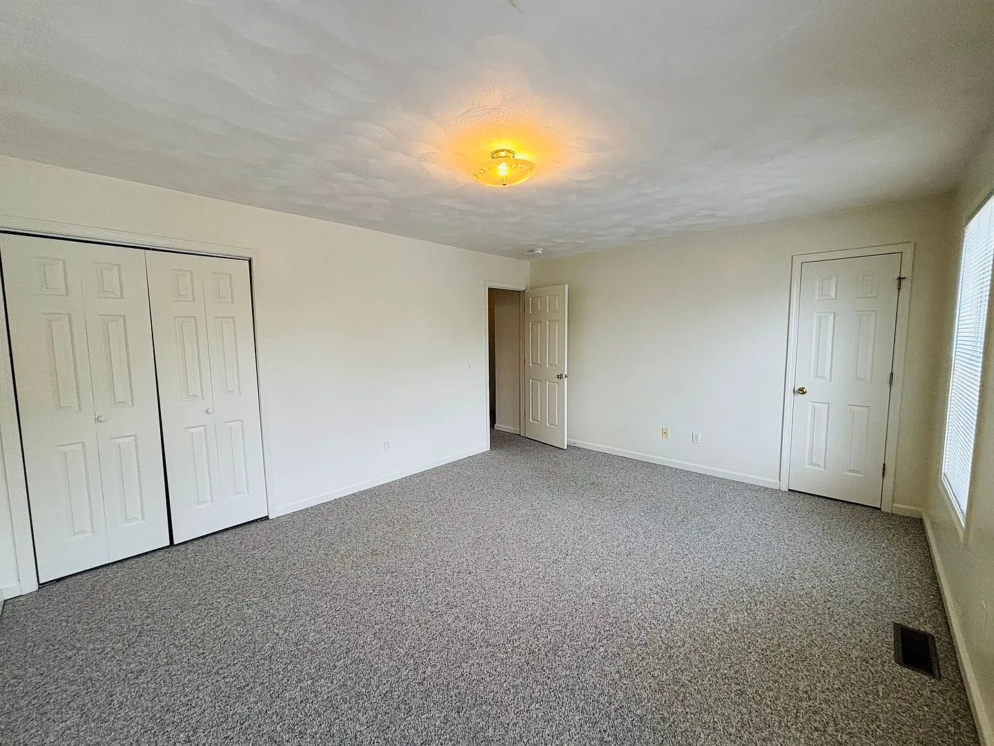 2 Bedroom, 1.5 Bath Townhouse — Photo 4