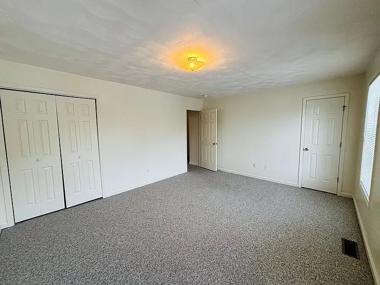 725 E Main St — Photo 4