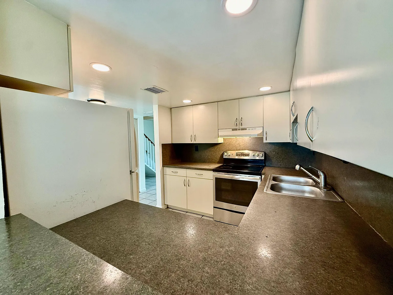 3 bed, 2.5 bath, 1650 sqft, $2,725 — Photo 2