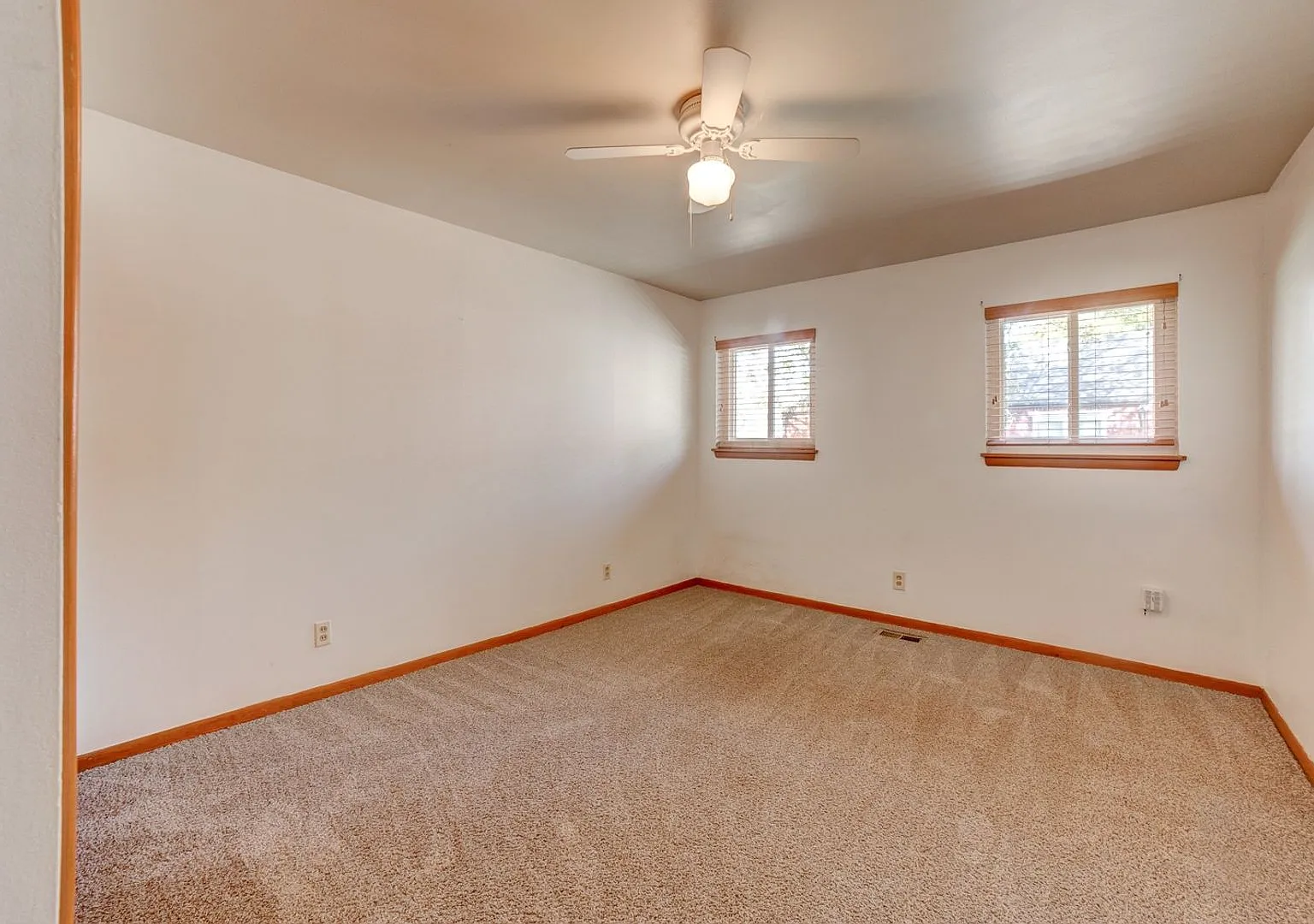 Beautiful 2BD/1BA next to River Parks — Photo 4