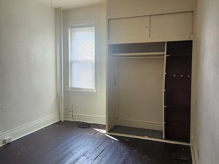 582 W King St — Photo 4