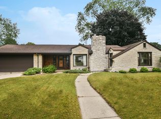 2448 N 94th St, Wauwatosa, WI 53226