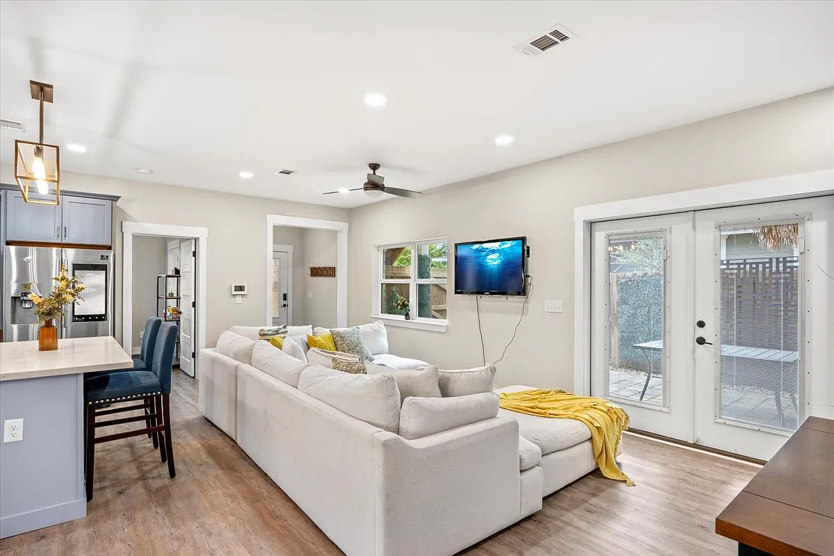 1 bed, 700 sqft, $2,400 — Photo 3