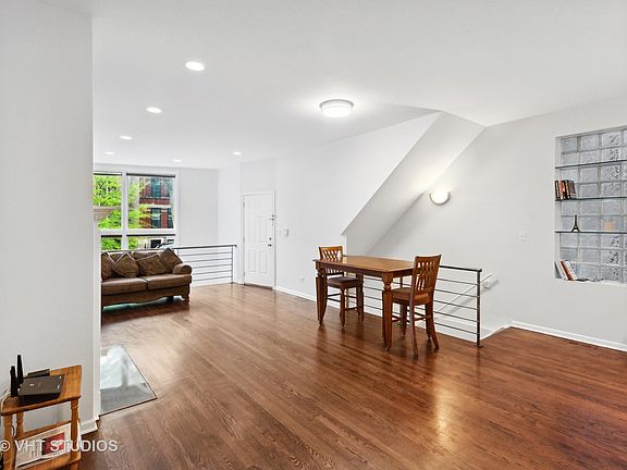 5th image of 831 N Hermitage Ave APT 1