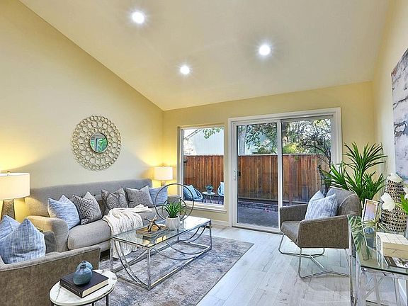 2nd image of 10948 Northshore Sq