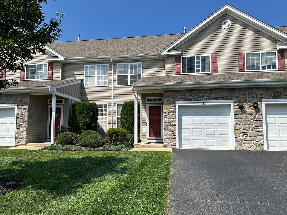 Welcome to our Townhouse. Ample parking in garage and driveway.