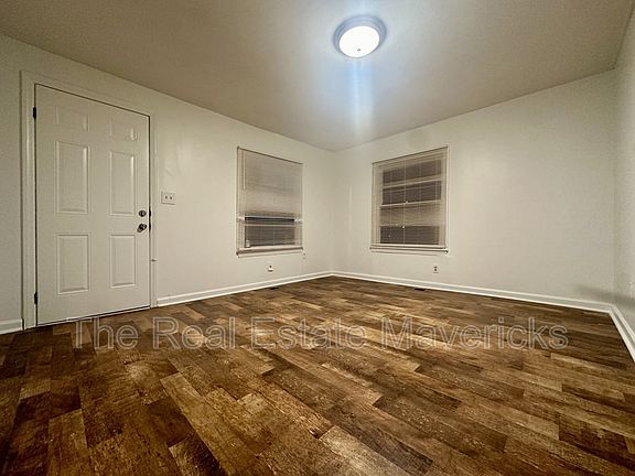 4th image of 1082 E Elmwood Dr