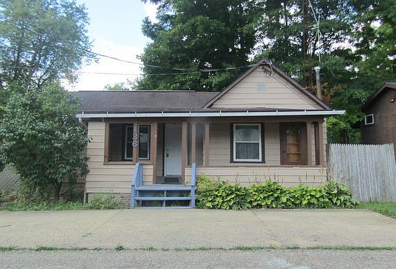 4th image of 136 E Pleasant St