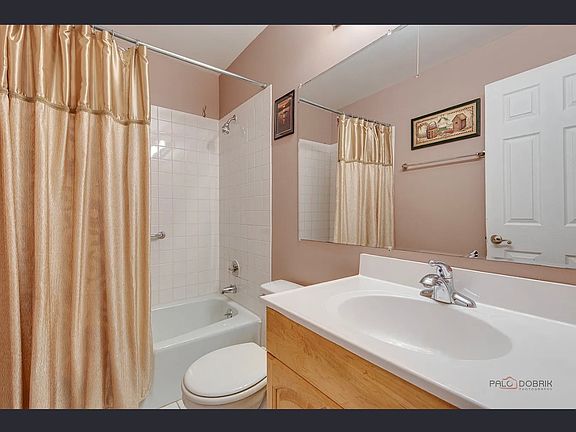 4th image of 7 Oak Creek Dr