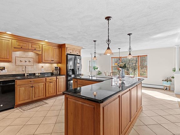3rd image of 31 Candlewood Dr