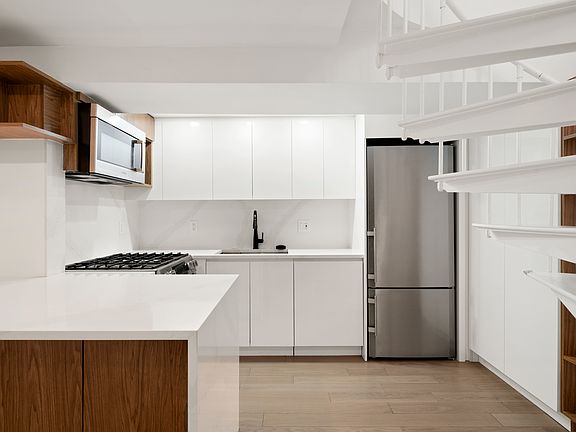 5th image of 67 E 11th St APT 702