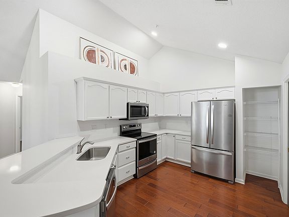 4th image of 261 Oak Club Ln #9