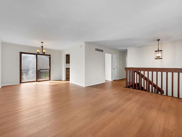2700 Queenswood Dr — Photo 6