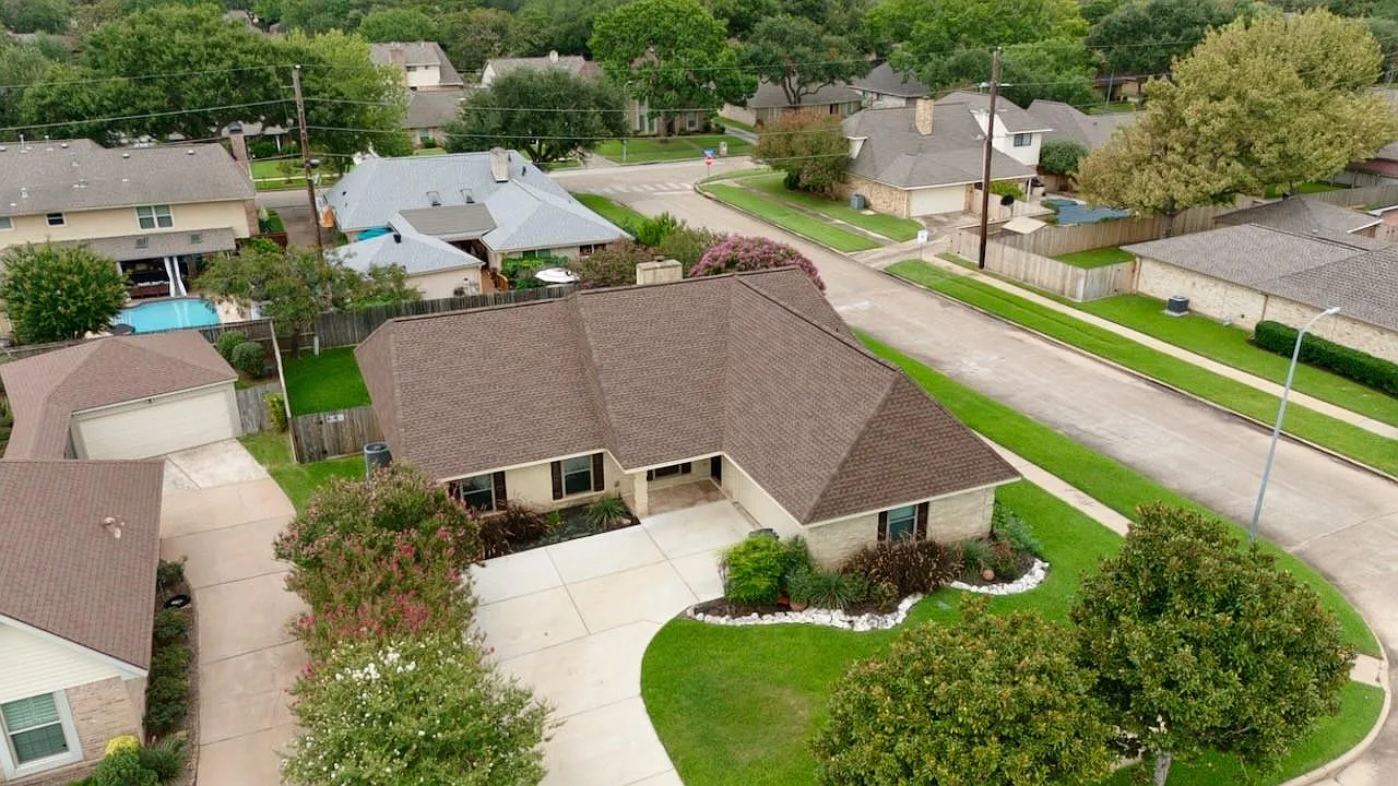 4 bed, 2.0 bath, 2288 sqft, $2,500 — Photo 1