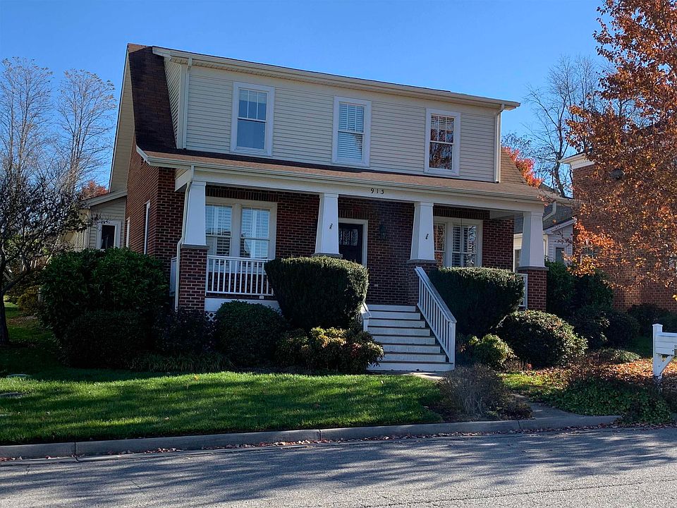 1st image of 913 Village Way N