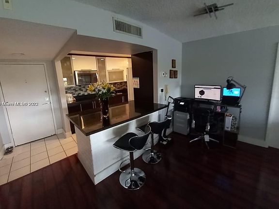 3rd image of 230 Lakeview Dr APT 311