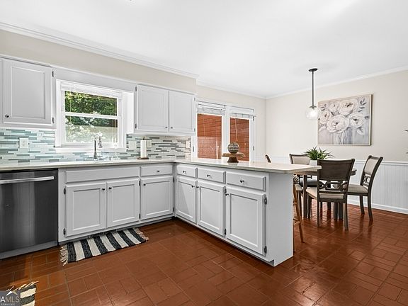3rd image of 661 N Parkwood Rd