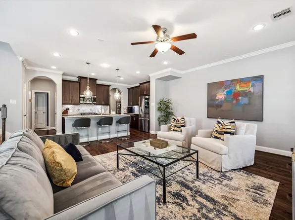 725 Via Lago, Webster, TX 77598