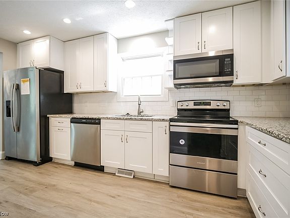 5th image of 18312 Lomond Blvd