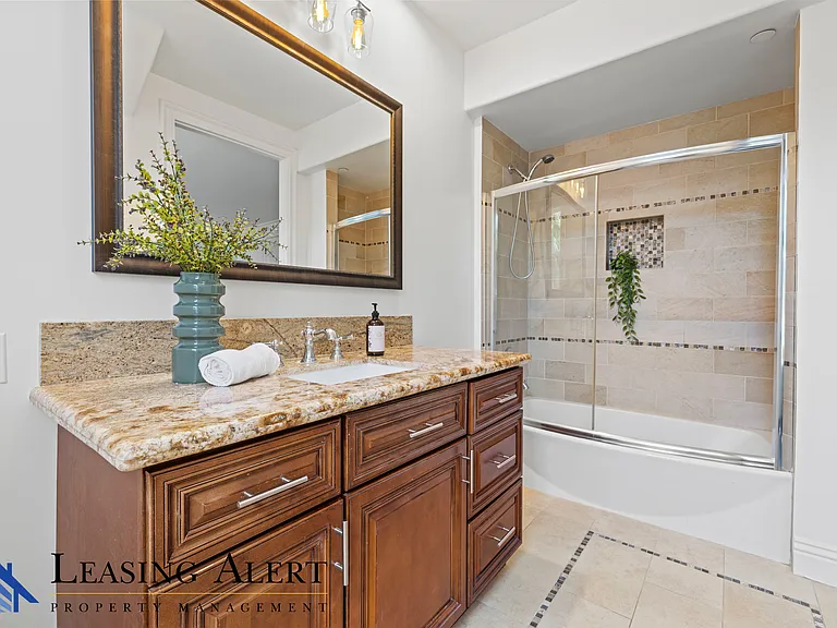 5011 Hayvenhurst Ave #5011 — Photo 29