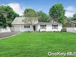 70 Meyer Ln, Medford, NY 11763