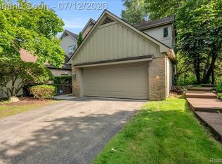 37418 Legends Trail Dr, Farmington, MI 48331