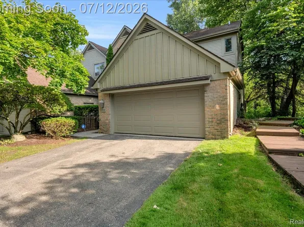 37418 Legends Trail Dr, Farmington, MI 48331