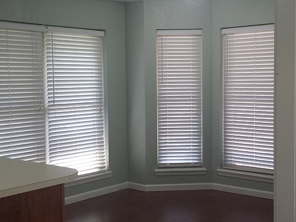 3rd image of 611 W Manes Ave