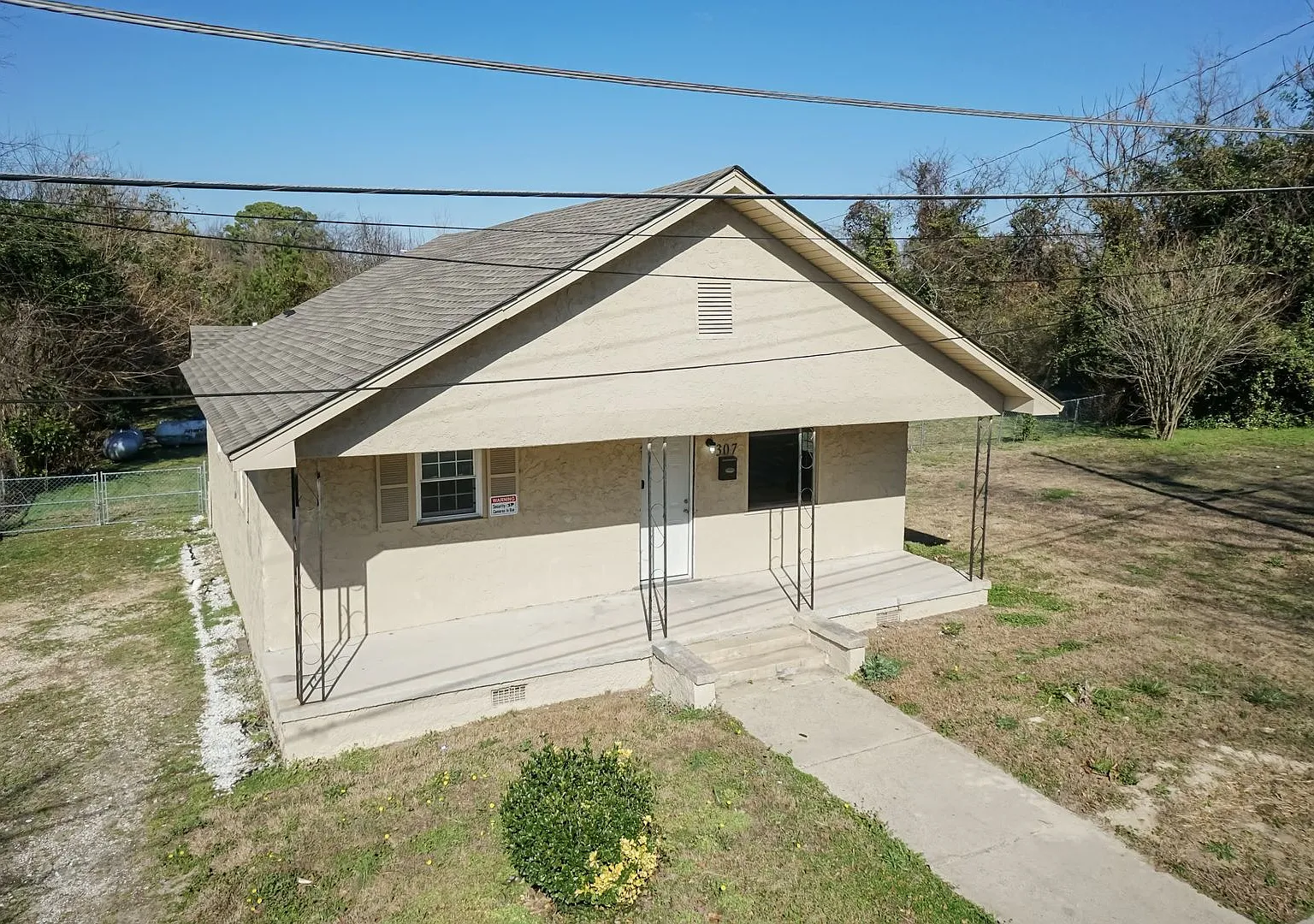 Three Bedroom Home! — Photo 2