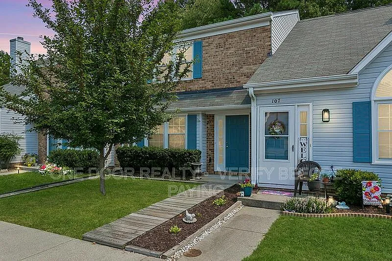 105 Crestwood Ct