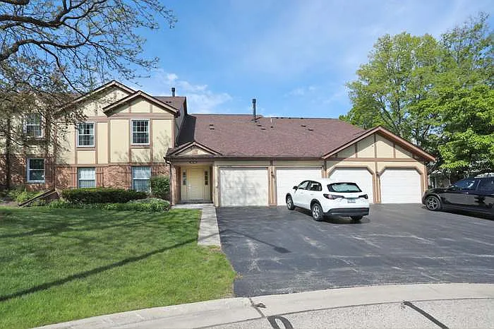 1143 Auburn Ln — Photo 2